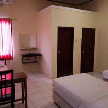 Reddoorz At Hotel Rumberpon Sorong Ngoại thất bức ảnh